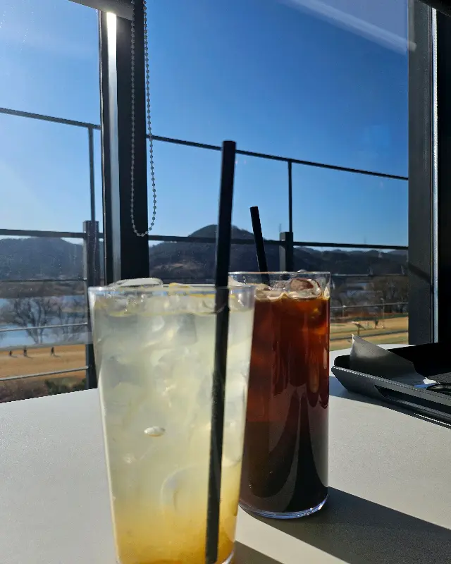 강을 배경으로 놓인 두 잔의 음료