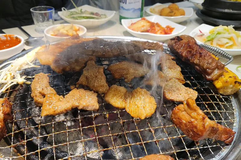 숯불 위에서 맛있게 익어가는 돼지갈비