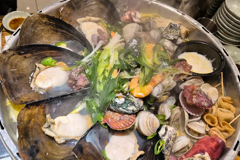 푸짐한 조개와 해산물이 가득한 전골