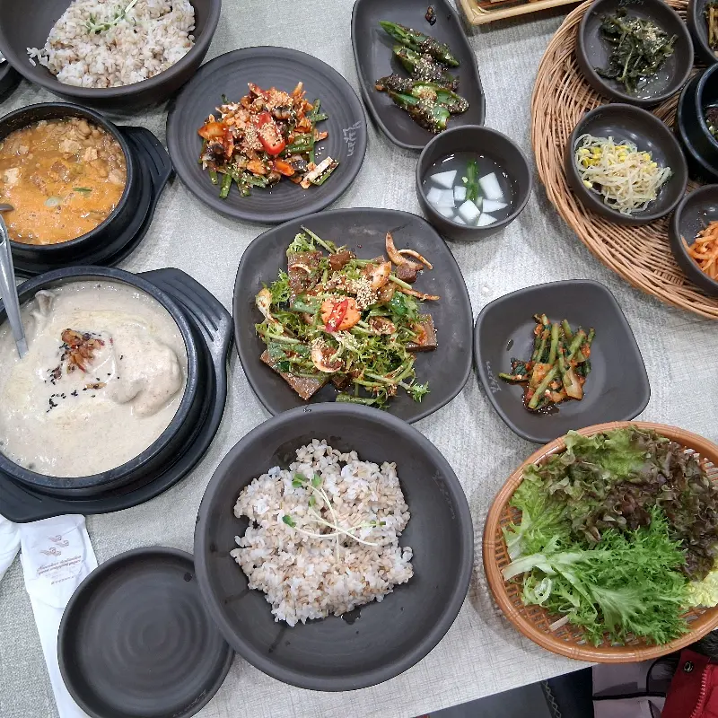 보리밥과 다양한 나물 반찬