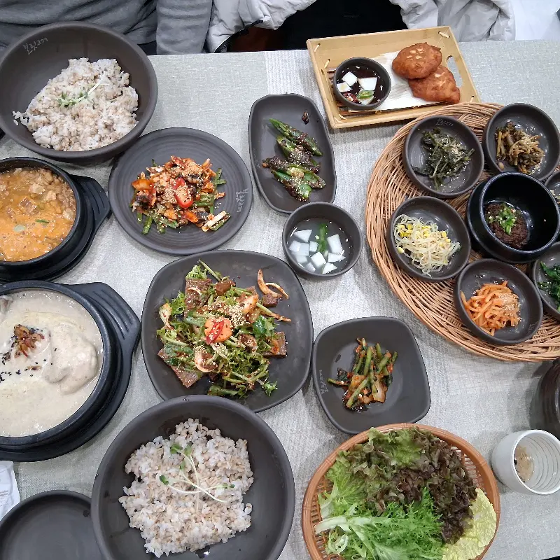 푸짐한 보리밥 정식 한상차림