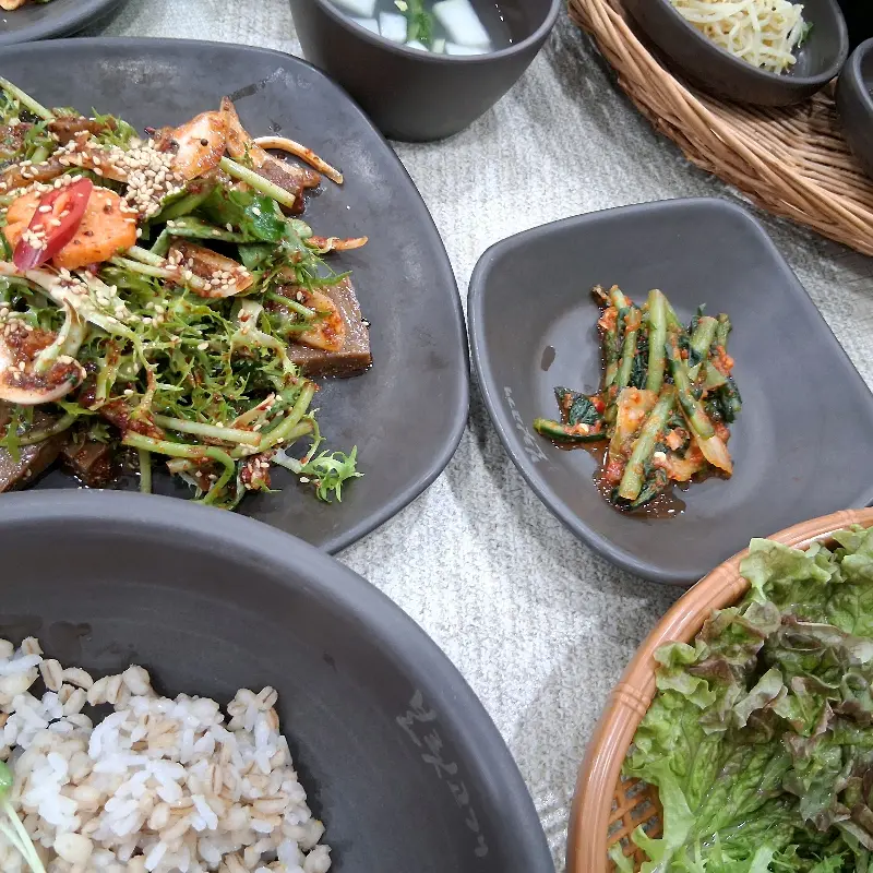 보리밥과 쌈 채소