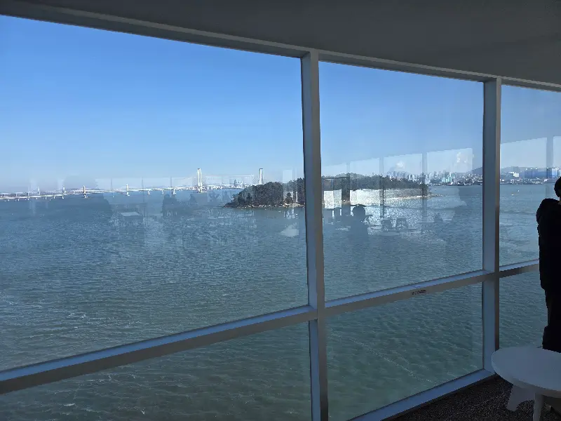 넓은 창으로 보이는 바다