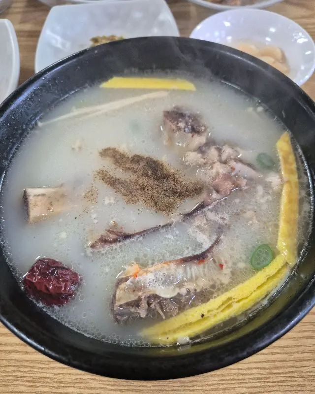 후추가 뿌려진 곰탕