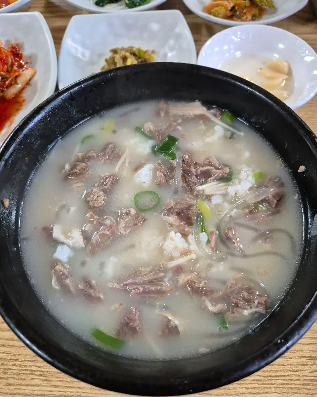 곰탕 속 고기와 당면