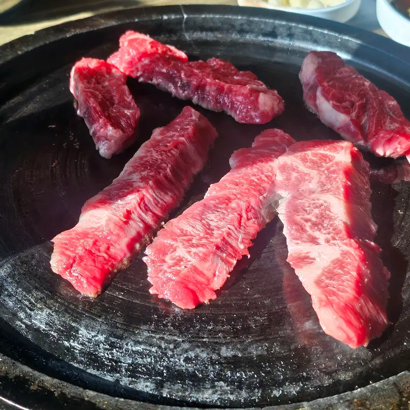 돌판 위에서 맛있게 익어가는 한우 갈비살