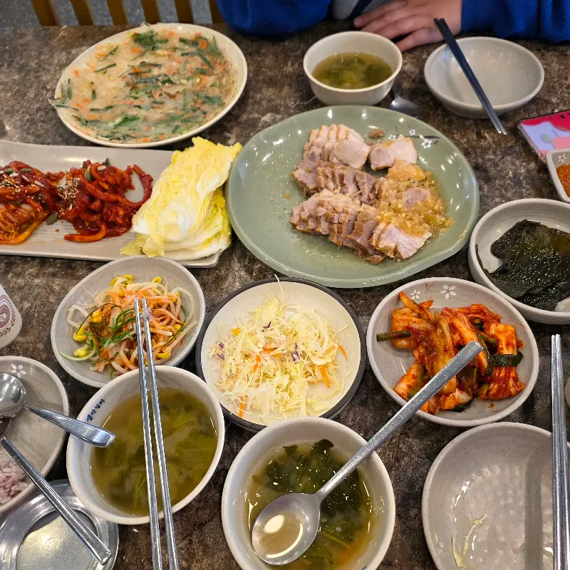 푸짐하게 차려진 한 상 차림