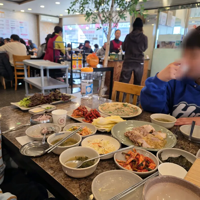 식사 중인 손님들로 가득 찬 매장 내부