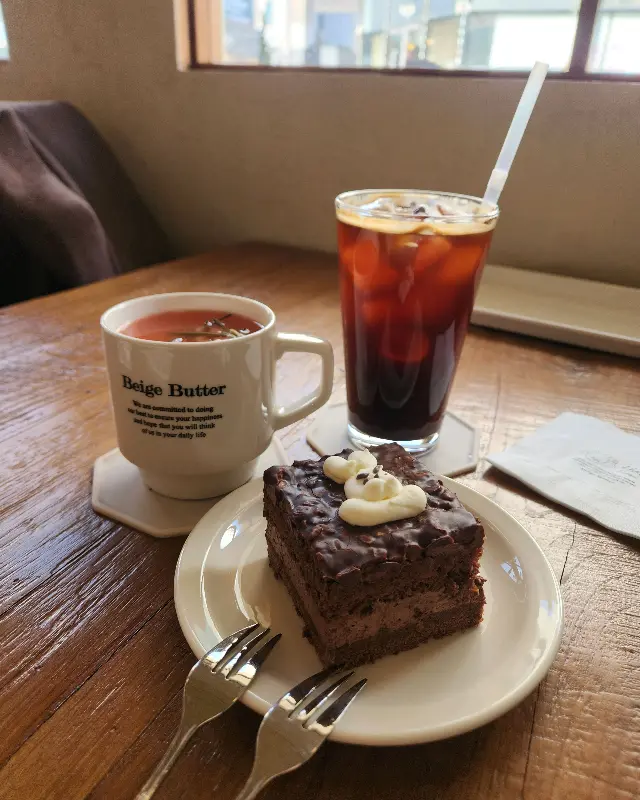 페레로 초콜릿 케이크와 음료