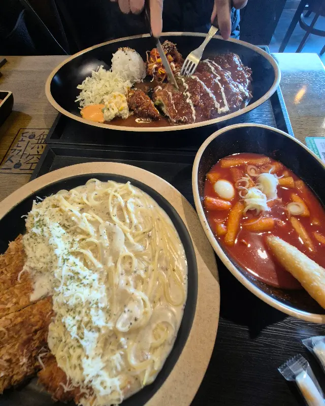 돈까스 자르는 모습