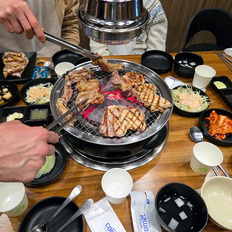 숯불닭갈비가 맛있게 구워지는 모습