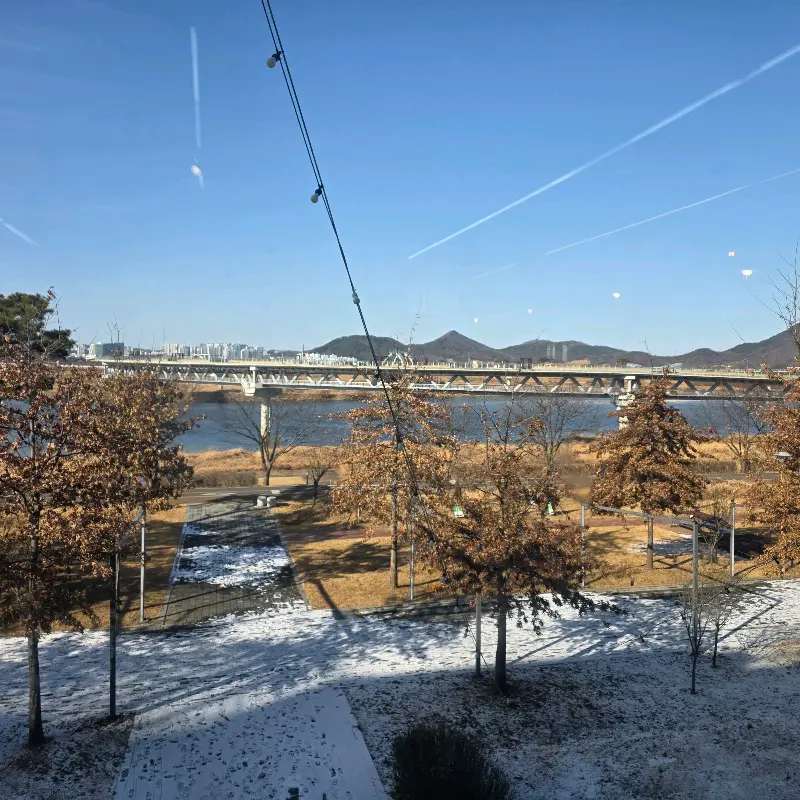 창밖으로 보이는 금강과 이응다리 뷰