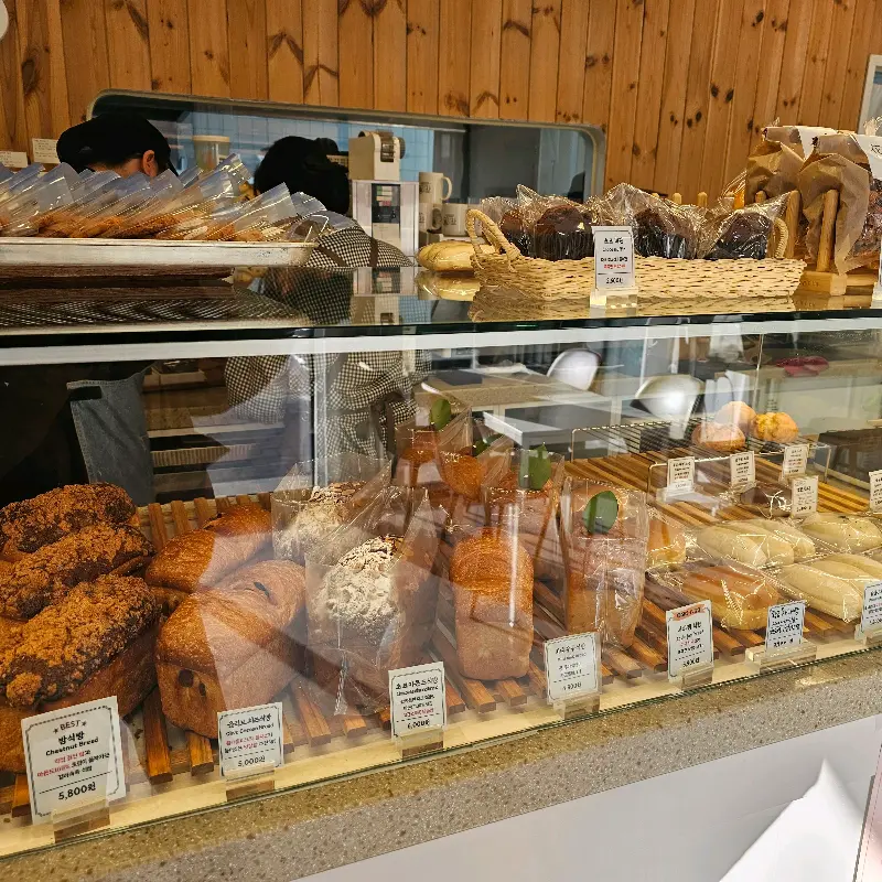 화원베이커리 빵 진열대의 모습