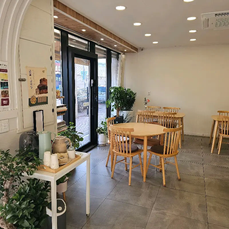 화원베이커리 내부 테이블