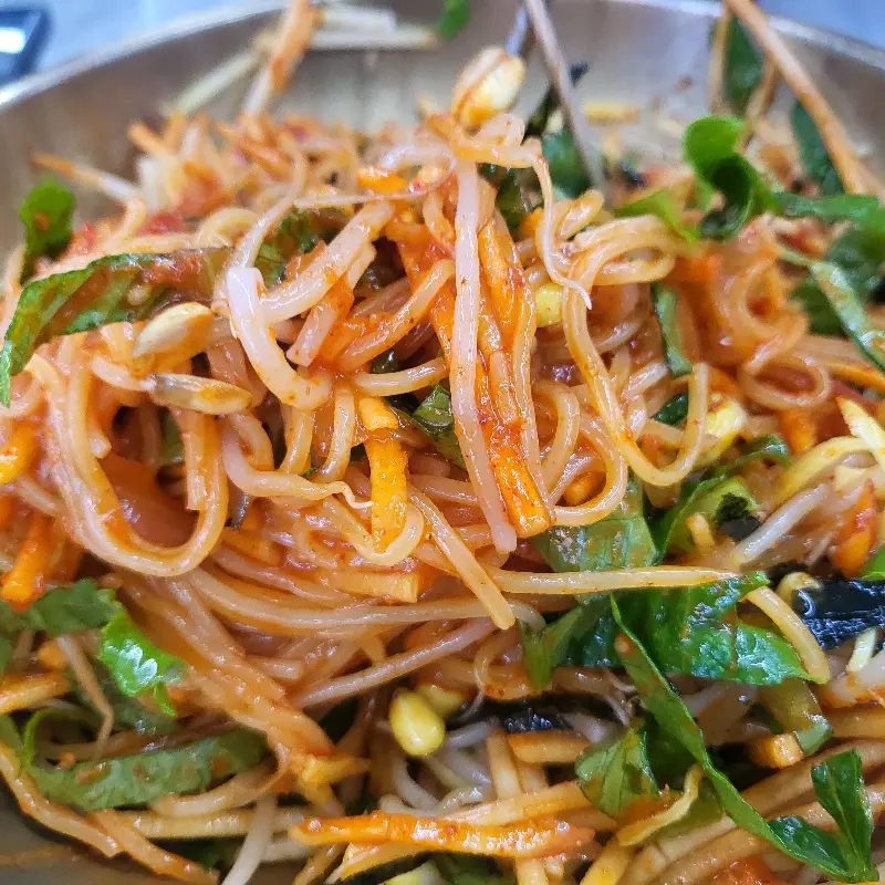 싱싱한 채소가 듬뿍 들어간 비빔국수