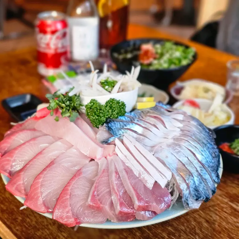 싱싱한 대방어회와 고등어회 한 상 차림