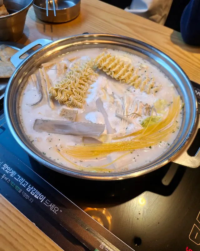 다양한 재료를 담은 떡볶이 냄비