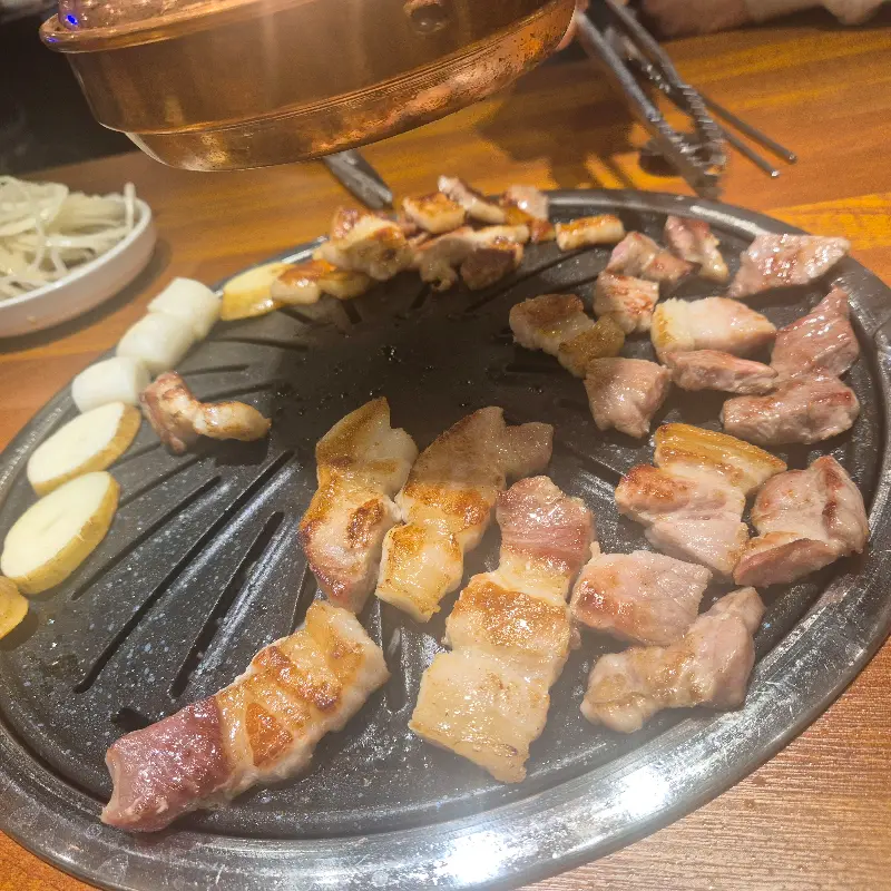 불판 위 삼겹살