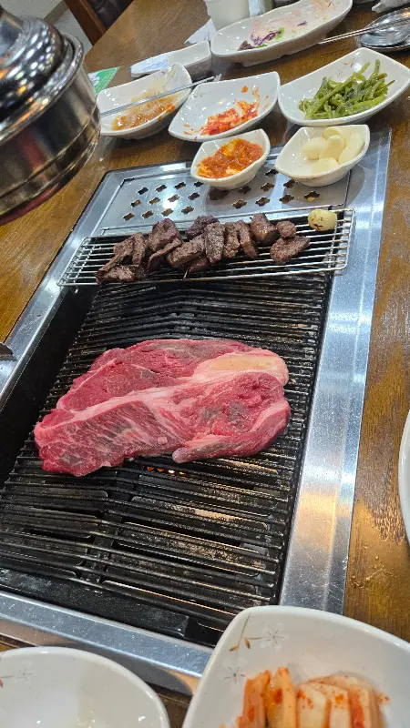 다채로운 밑반찬과 함께 즐기는 한우