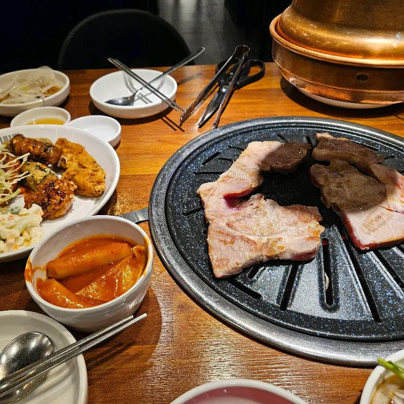 삼겹살과 곁들여 먹을 수 있는 다양한 사이드 메뉴들