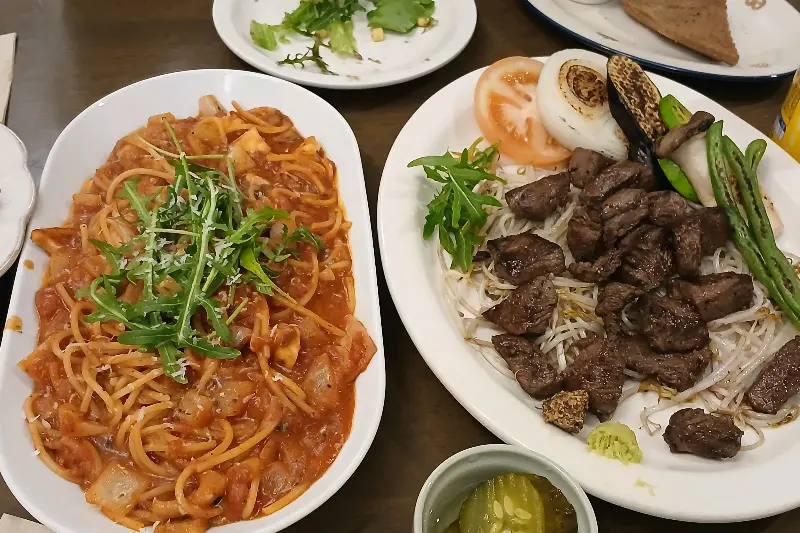 스테이크와 파스타, 샐러드 등 푸짐한 한 상 차림