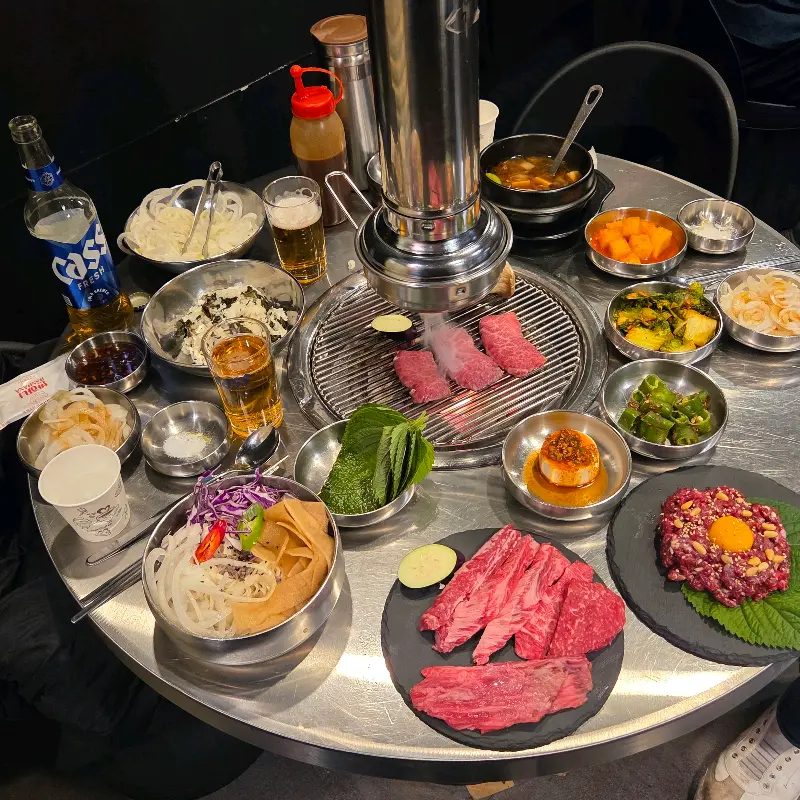 한상 가득 차려진 한우 모둠