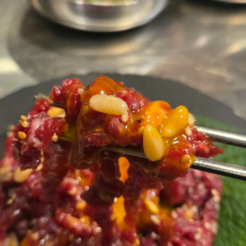 젓가락을 멈출 수 없는 육회 맛