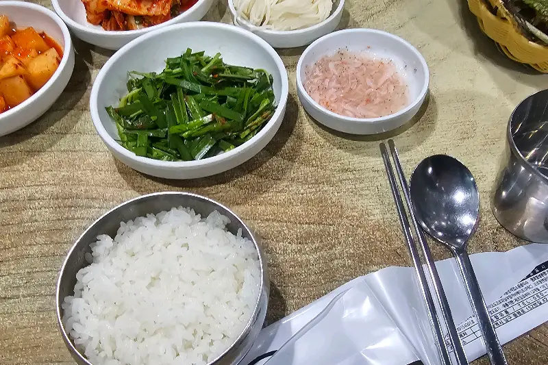 다양한 곁들임 반찬들