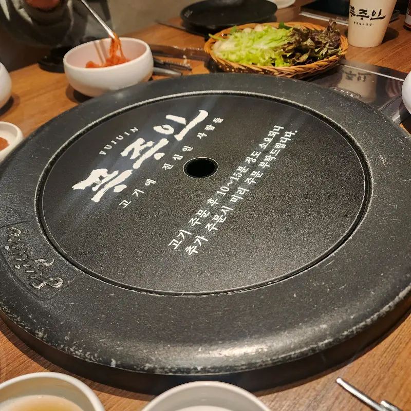 푸주인에서 맛있는 식사를 즐기는 모습