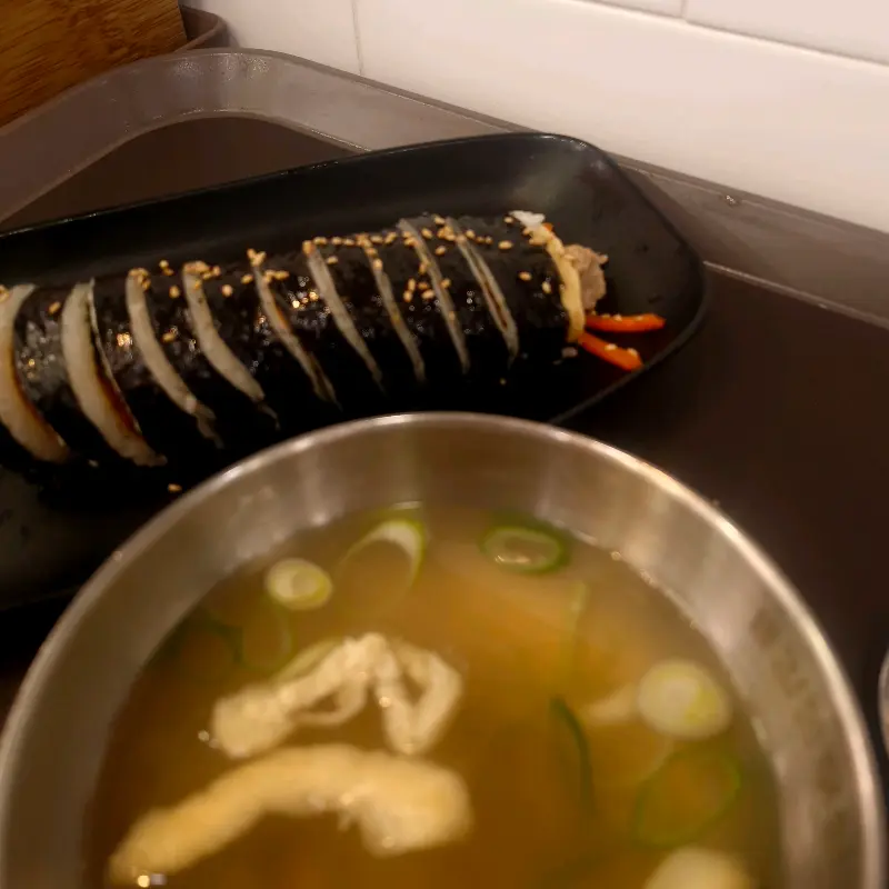 참치김밥과 우동 국물