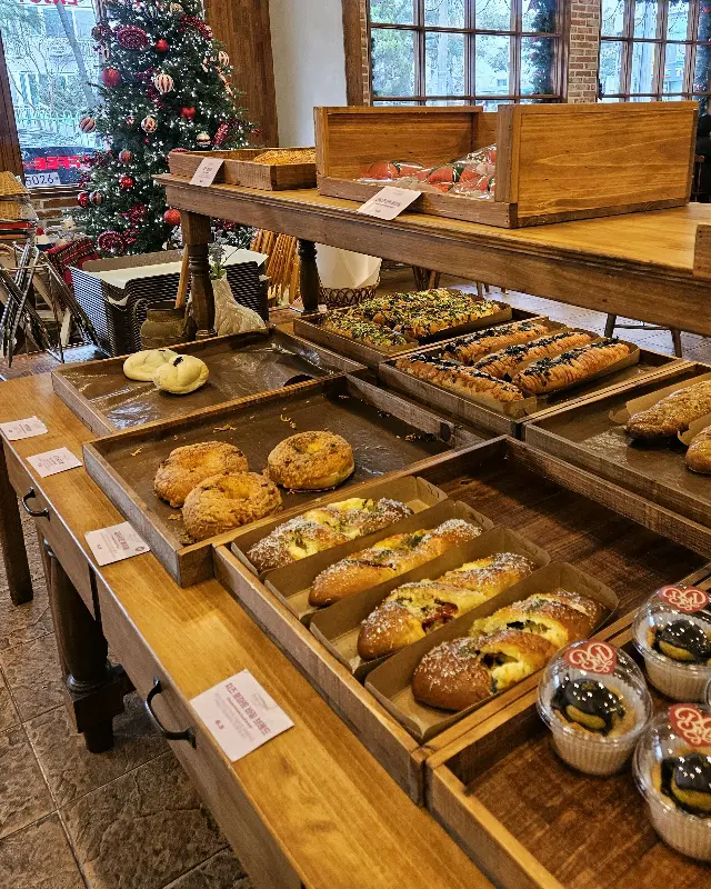 다양한 종류의 빵이 진열된 모습