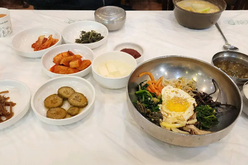 비빔밥과 다양한 반찬이 차려진 한 상 차림