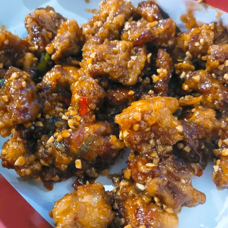 윤기가 자르르 흐르는 닭강정의 모습