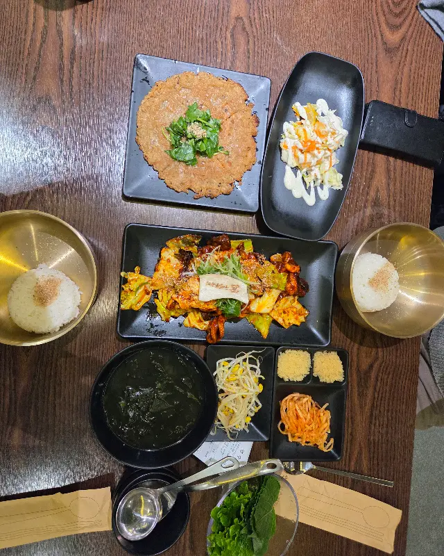 푸짐한 우성쭈꾸미 정식 한 상 차림