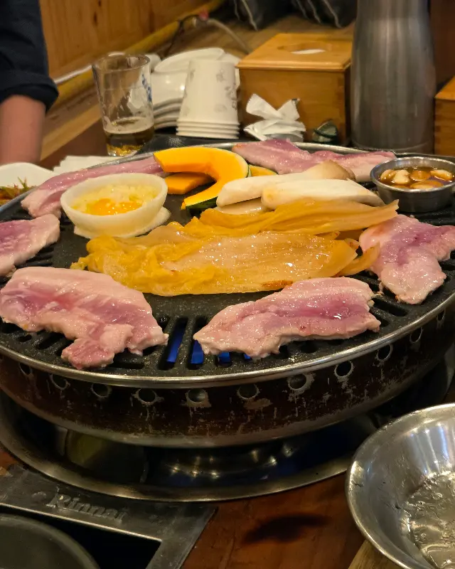 불판 위에서 익어가는 묵은지삼겹살