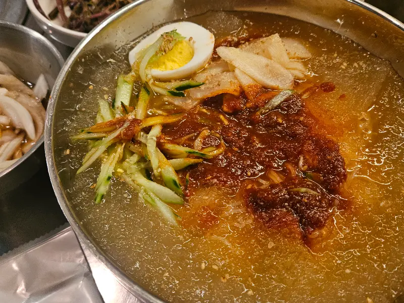 시원하고 매콤한 밀면