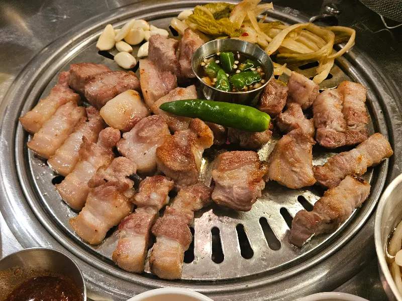 노릇하게 구워진 돼지고기 모둠 한판