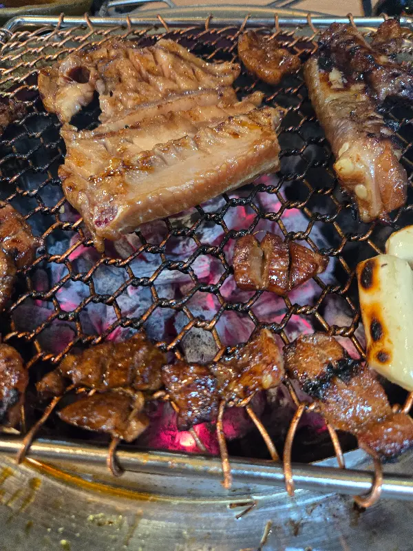 숯불에 구워지는 먹음직스러운 돼지갈비