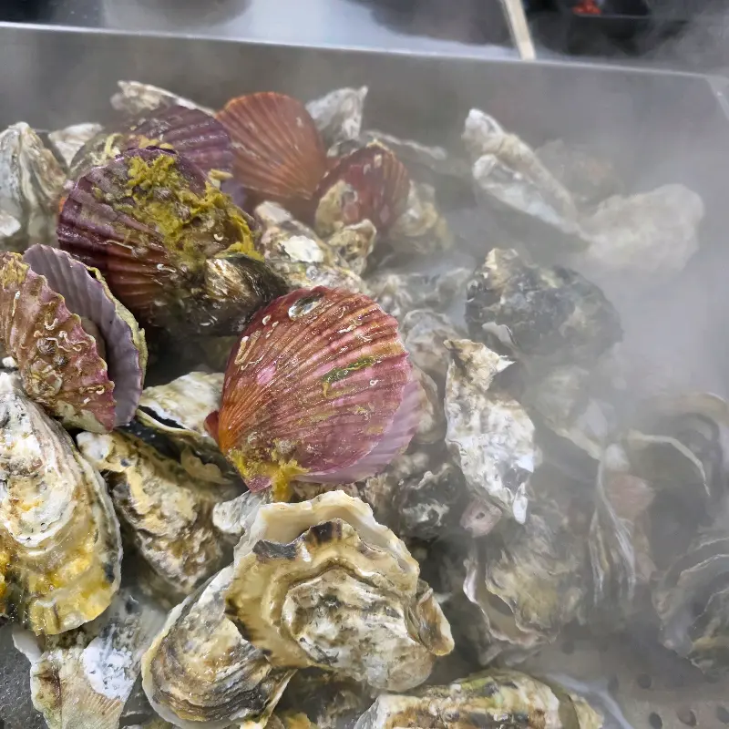 뽀얀 김을 내뿜는 굴찜과 홍가리비