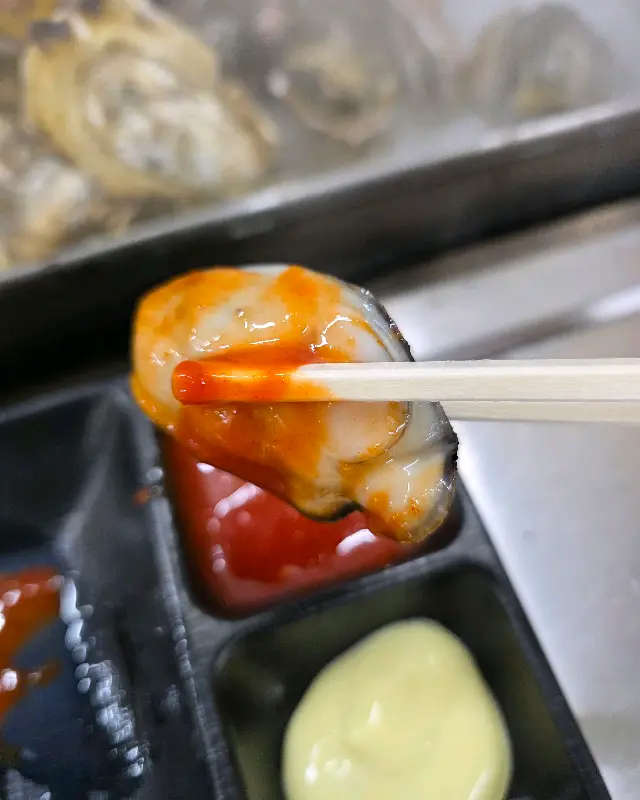 젓가락으로 집어 올린 굴