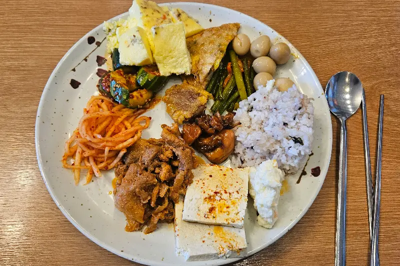 정갈하게 담긴 뷔페 음식들