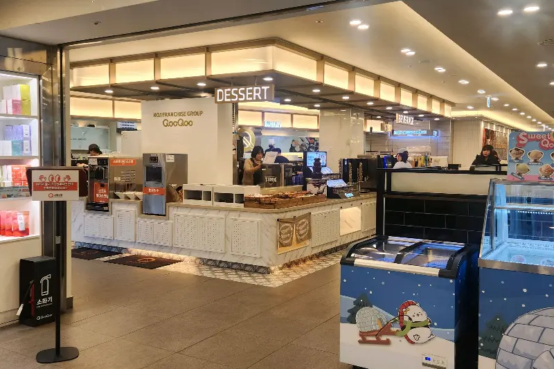 깔끔하고 다양한 디저트 코너