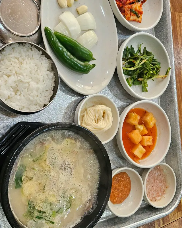 수육백반 한 상 차림