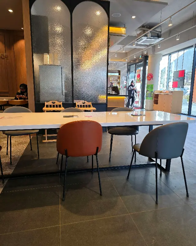 투썸플레이스 내부 인테리어