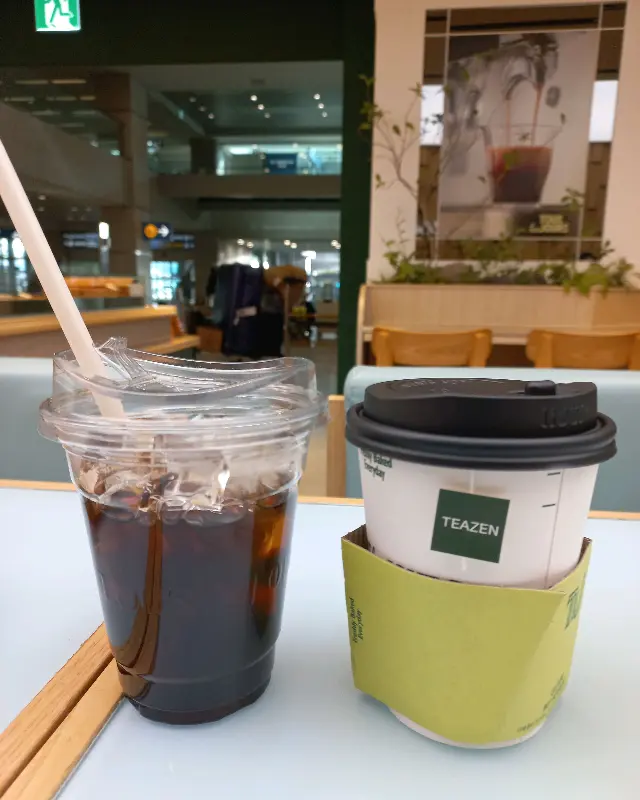 아이스 아메리카노와 따뜻한 커피