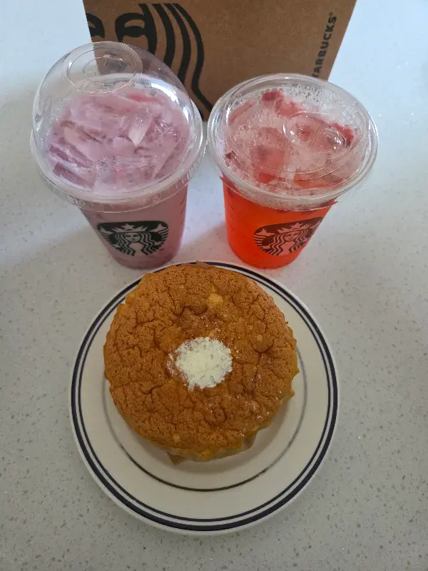 딸기라떼와 딸기 리프레셔, 그리고 카스테라