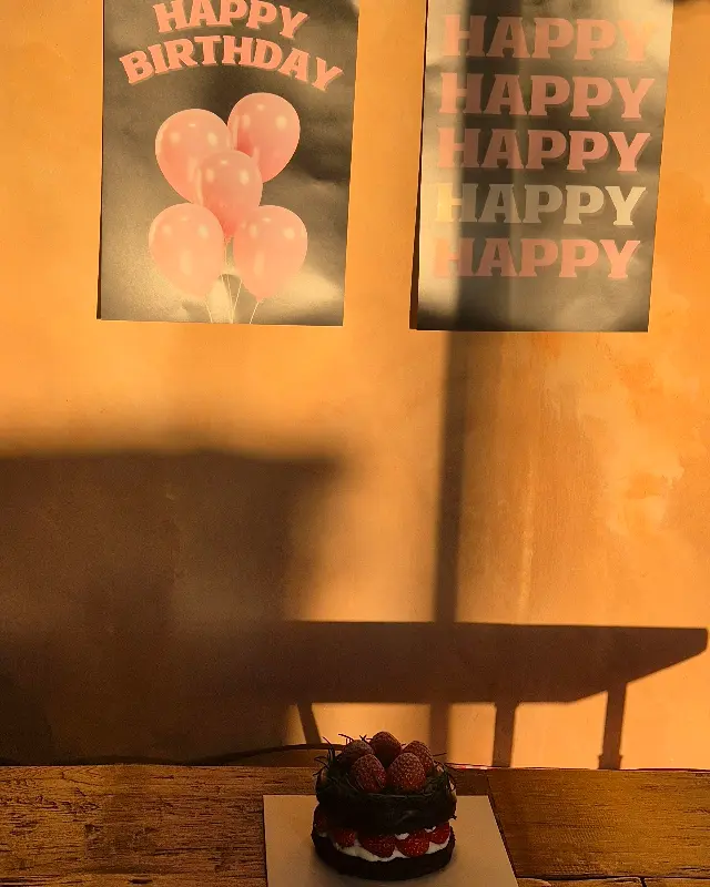 두 손으로 정성스럽게 들고 찍은 두쫀쿠 사진