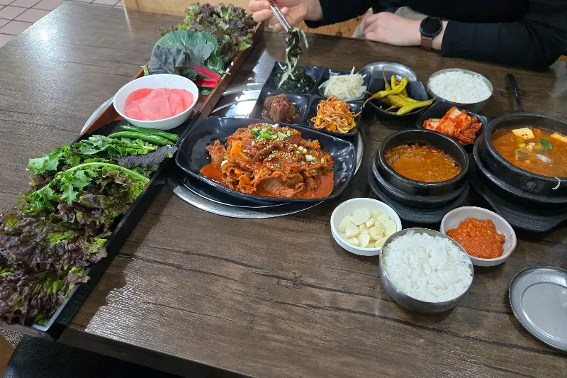 제육쌈밥 전체 상차림