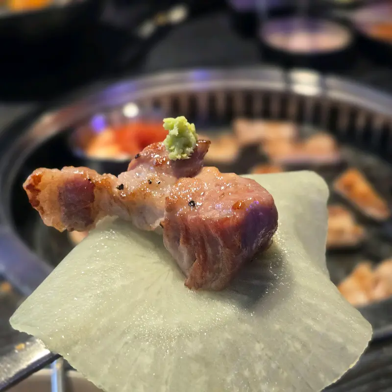 삼겹살 위에 와사비 살짝!