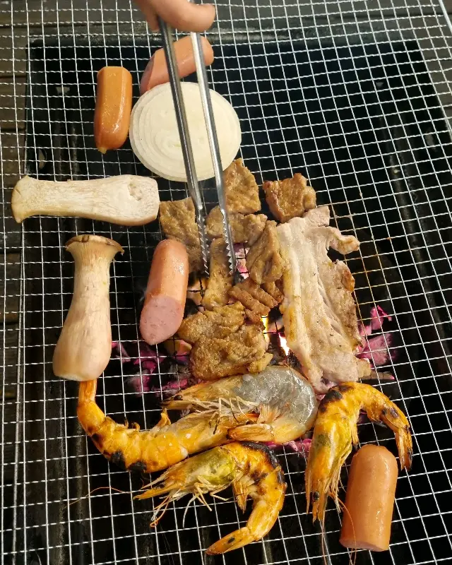 고기와 함께 구워먹는 새우